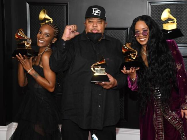 Tiara Thomas, Jeff Robinson, and H.E.R. ganadores en la categoría 'Canción del Año' por' I Can't Breathe'.