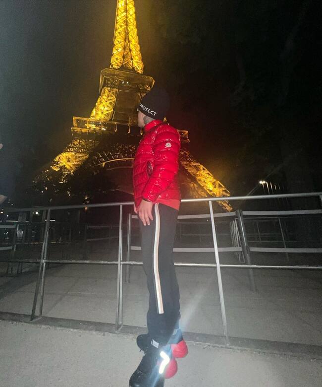 Pablo Chill-E en la Torre Eiffel en Francia (Instagram @shishibosspaulito</a>)