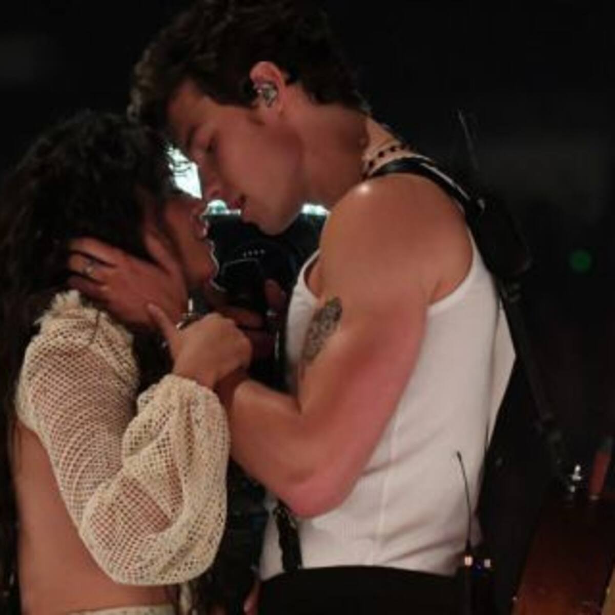 ¡Mirá el apasionado beso que se dieron Shawn Mendes y Camila Cabello!