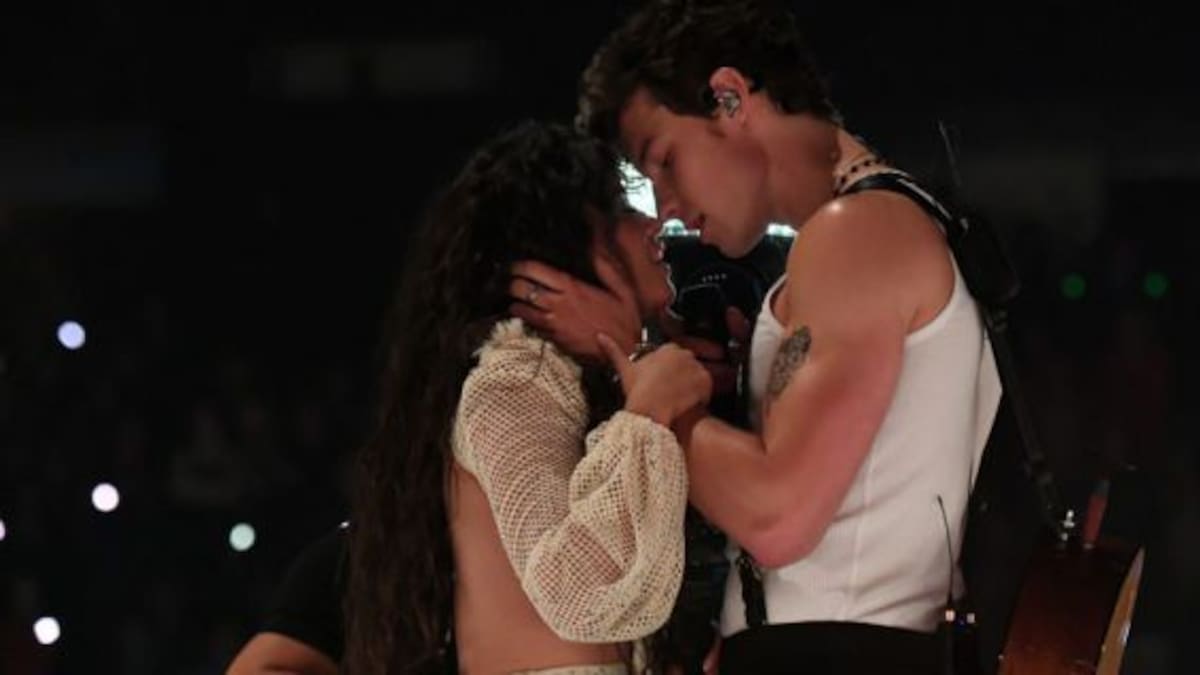 ¡Mirá el apasionado beso que se dieron Shawn Mendes y Camila Cabello!