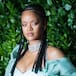 RIHANNA RECIBE UN PREMIO POR SU COLECCIÓN DE ROPA RODEADA DE MUCHAS ARTISTAS