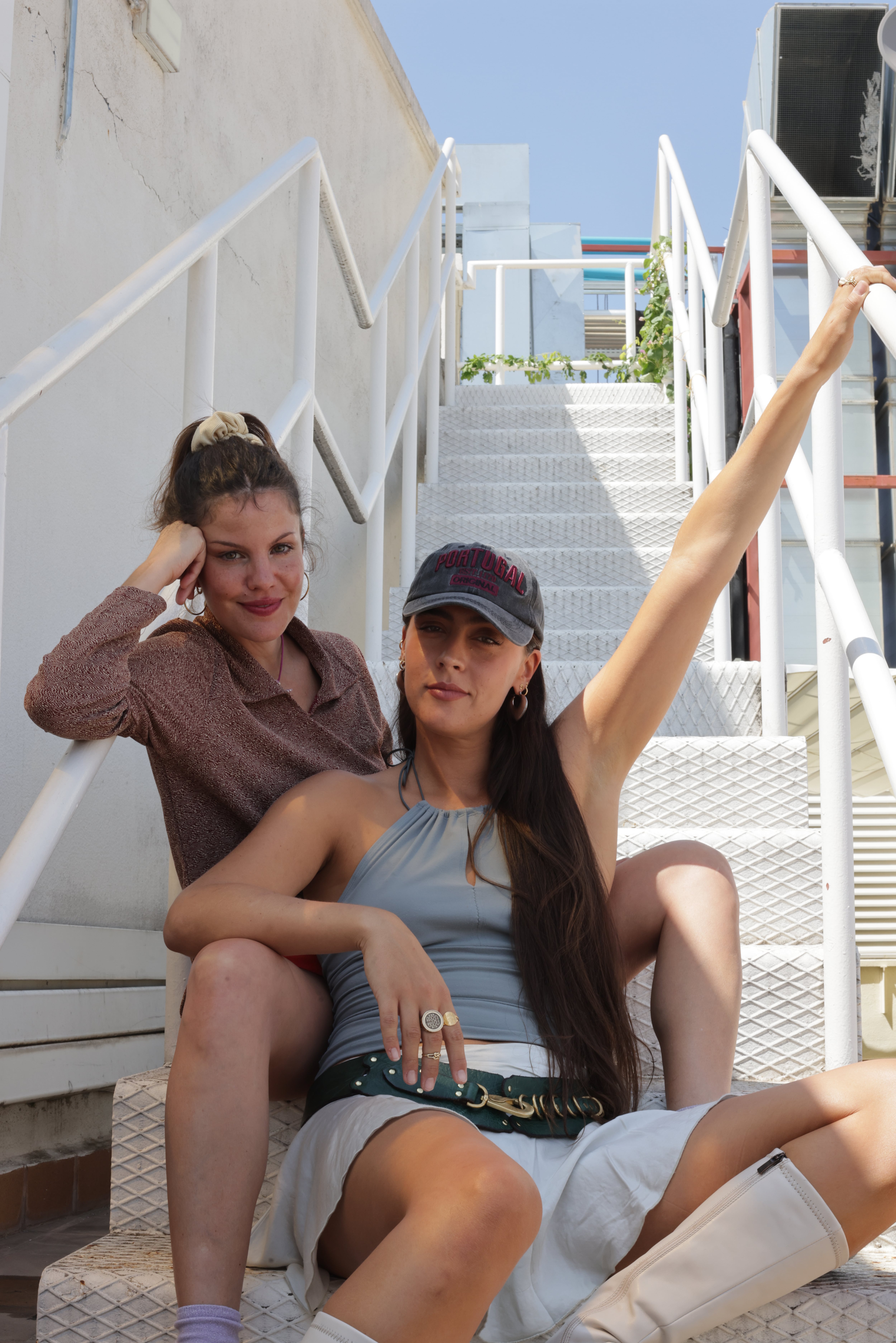 Carlota Cossials y Ana Perrote, HINDS, en la terraza de LOS40