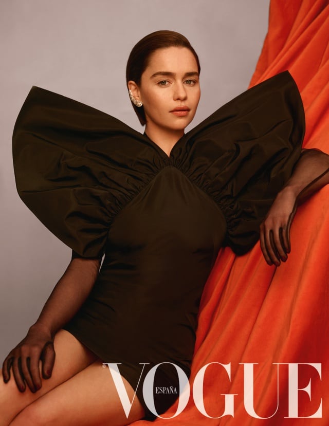 Emilia con vestido de Givenchy, guantes de Gaspar Gloves y pendientes de Norman Silverman, y estilismo de Simon Robins.