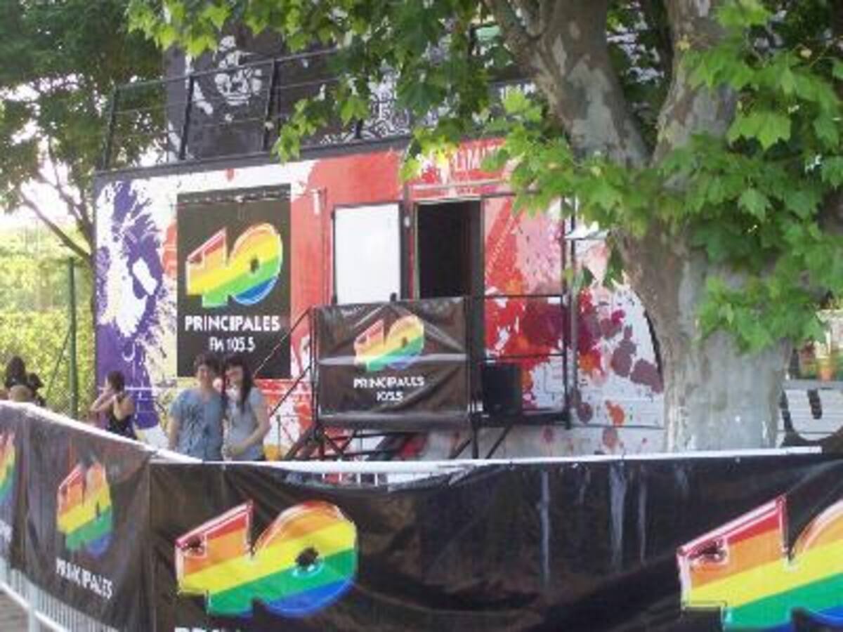 Camión 40 Principales y John Foos en el show The Black Eyed Peas