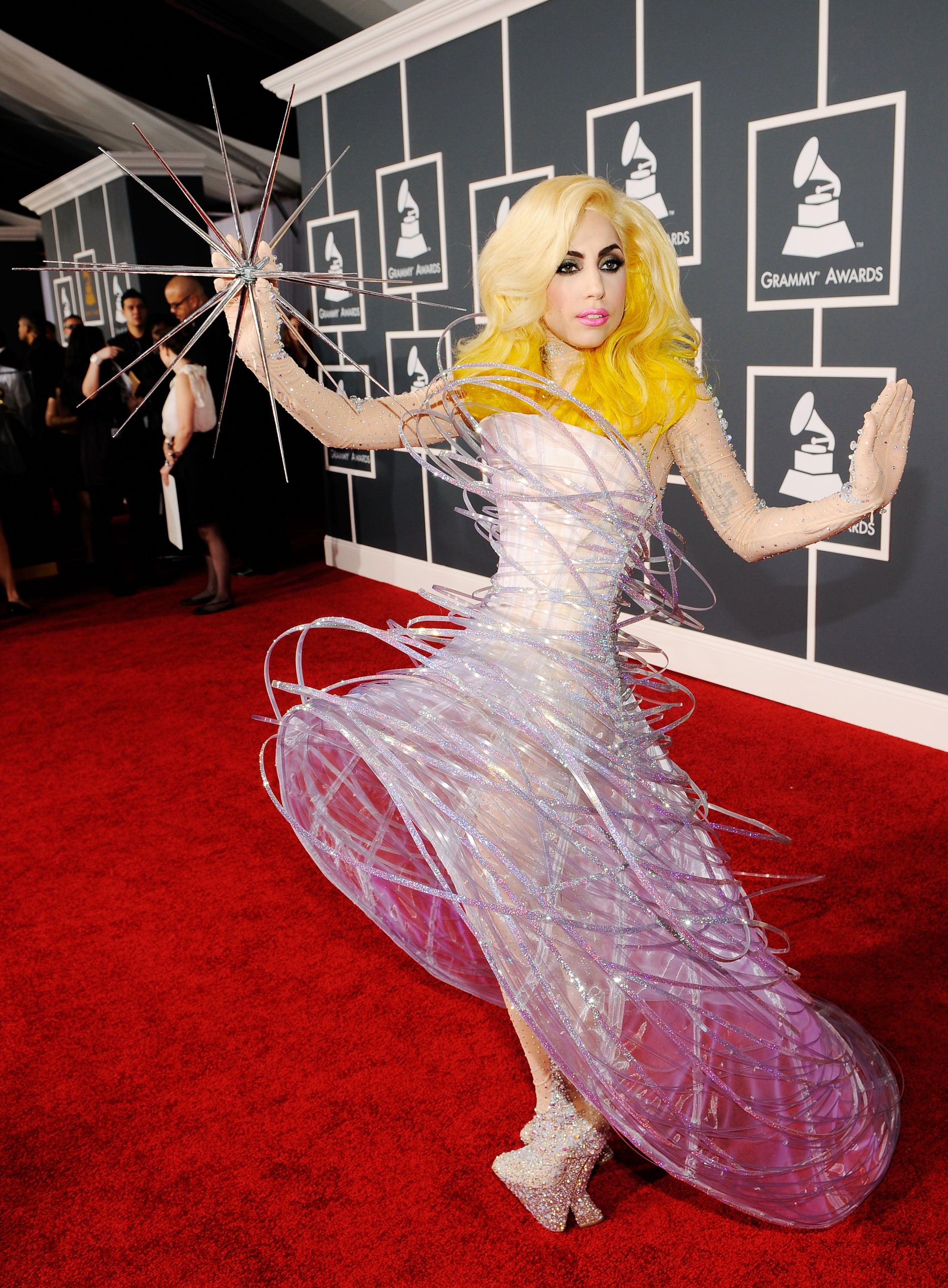 Lady Gaga apuntando a las estrellas en la alfombra de sus primeros Grammy, en 2010. / Larry Busacca/Getty Images for NARAS