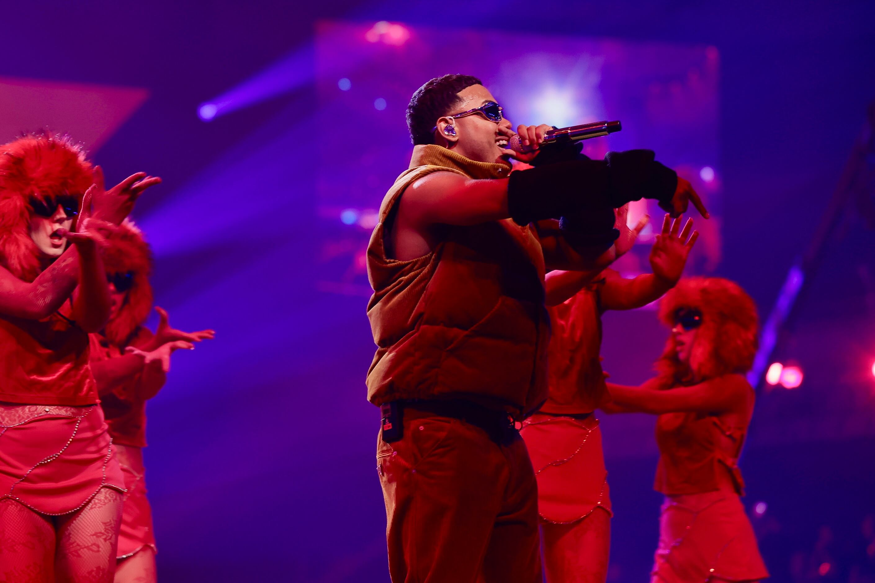 Fue uno de los triunfadores de la noche en premios y también durante su directo: "Esa falda, chiquitita..."