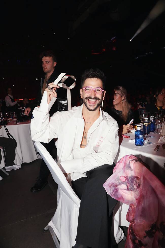 Camilo posa feliz con su premio a Mejor Artista o Grupo Latino.