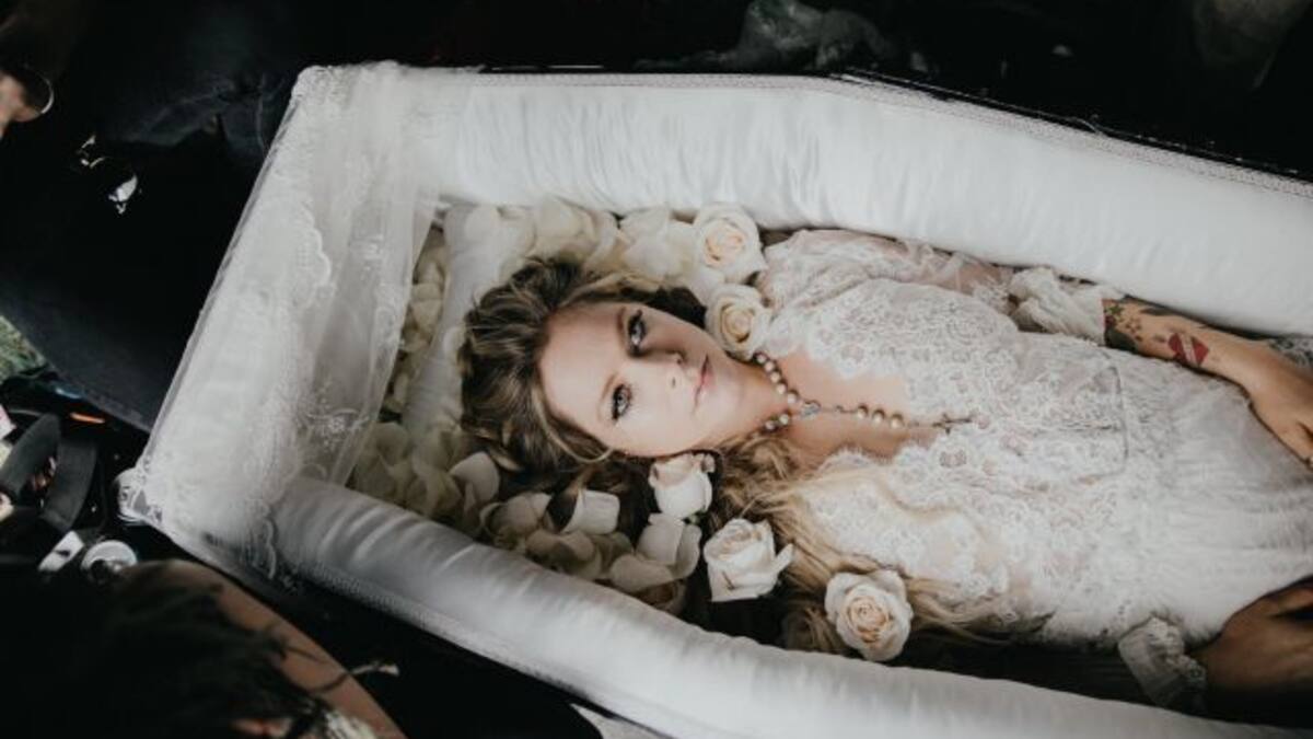 Avril Lavigne anuncia vídeo para I fell in love with the devil