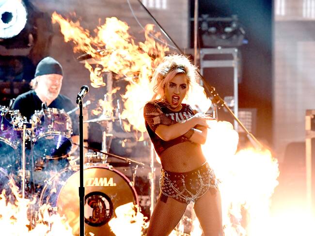 Lady Gaga, la más fangirl en su actuación con Metallica en la 59ª edición de los premios Grammy. / Kevin Winter/Getty