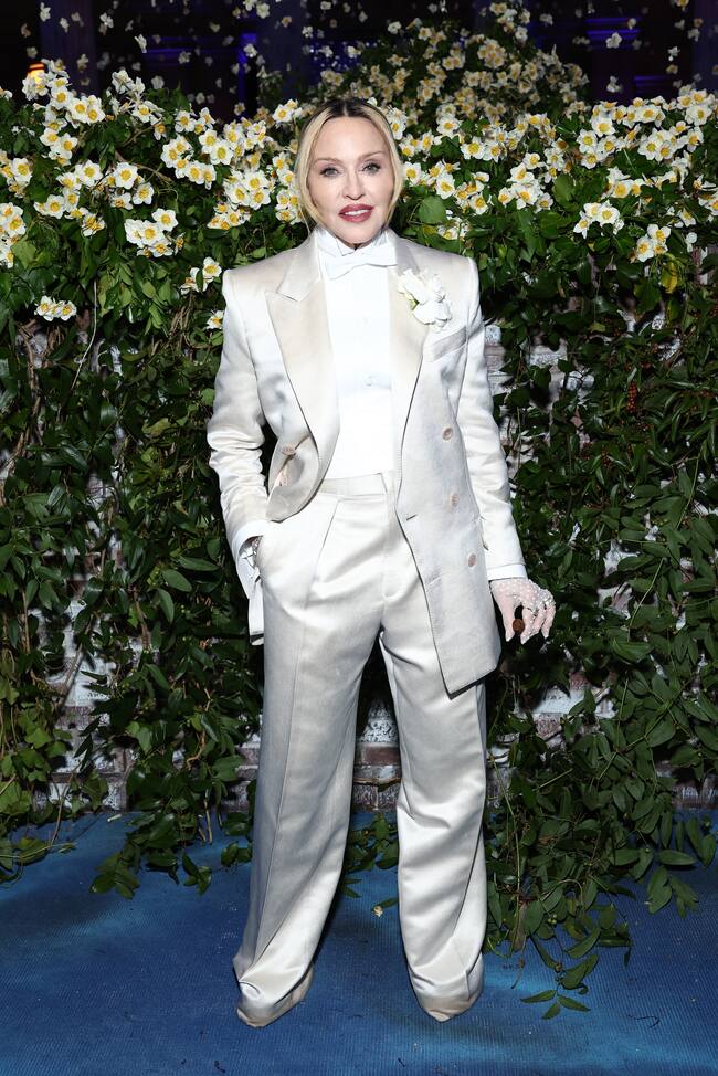 Madonna, acostumbrada a desafiar el género, lució un esmoquin monocromático en beige. Era un Tom Ford de Haider Ackermann, el diseñador que asumió la dirección creativa cuando Ford se retiró. El detalle del puro no pasó desapercibido.