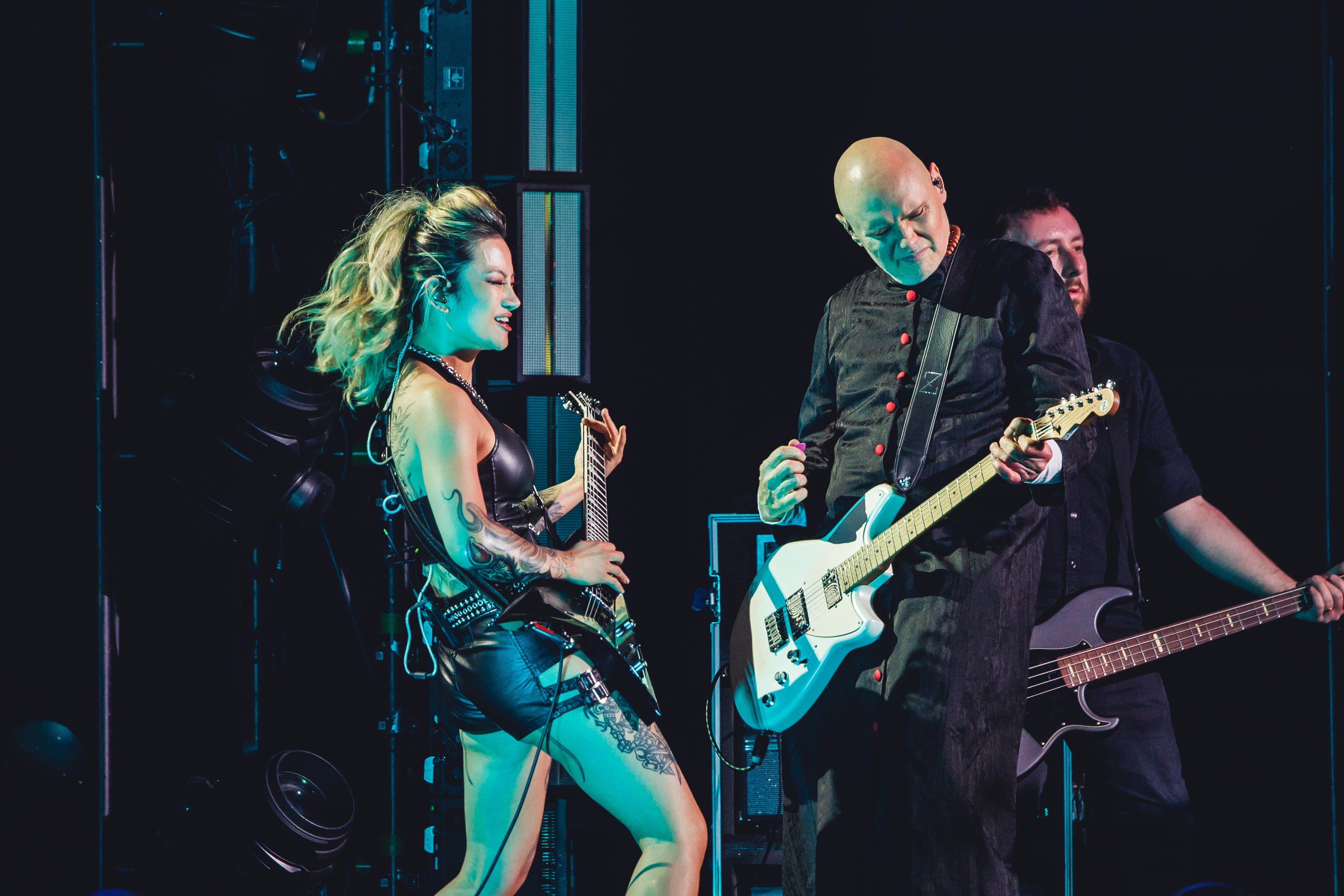 Billy Corgan y la guitarrista Kiki Wong, durante su concierto en Mad Cool 2024. Imagen cedida por el festival.