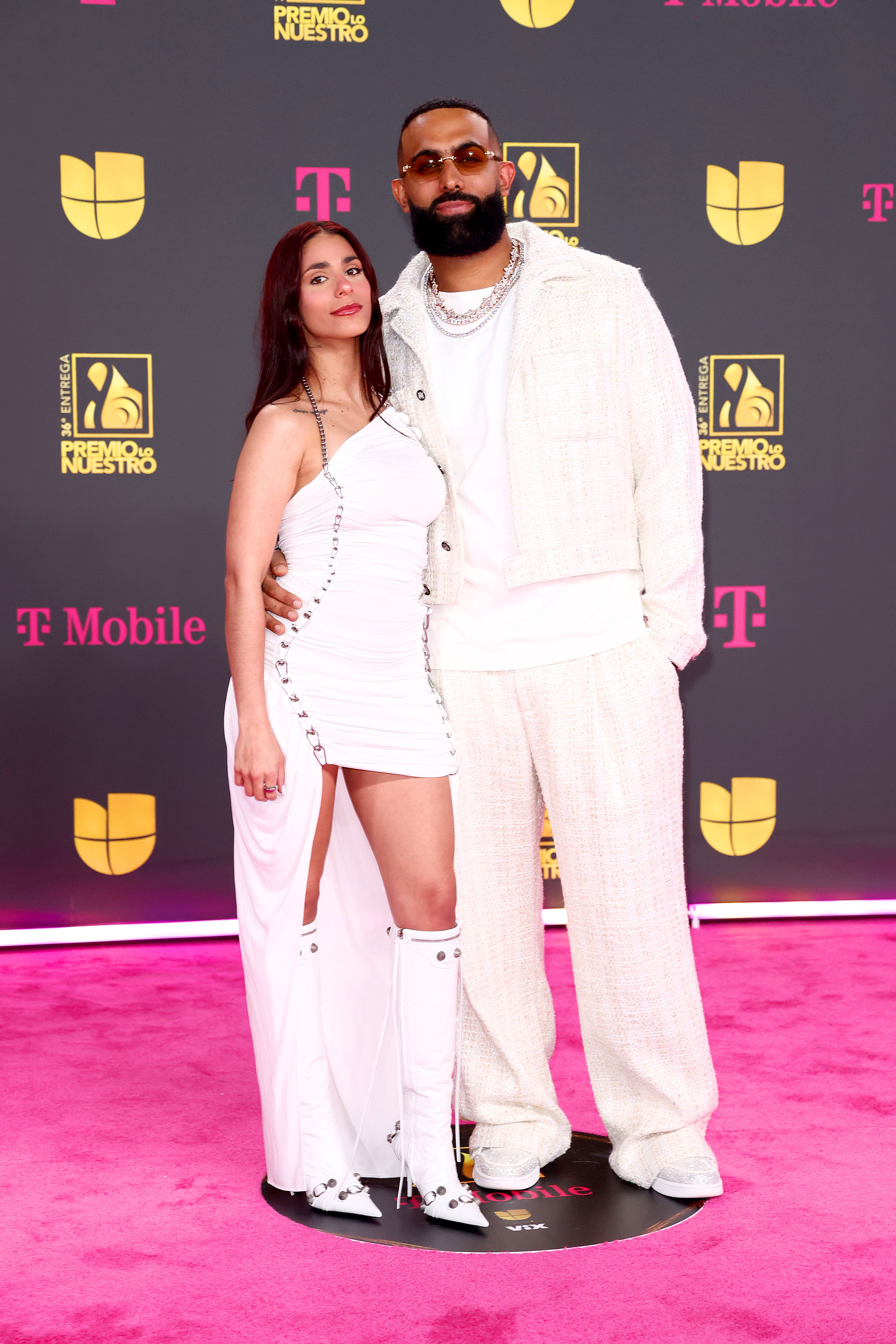 Eladió Carrión y su pareja llegaron apostando todo al blanco. Un look bastante casual que se sale de la etiqueta.