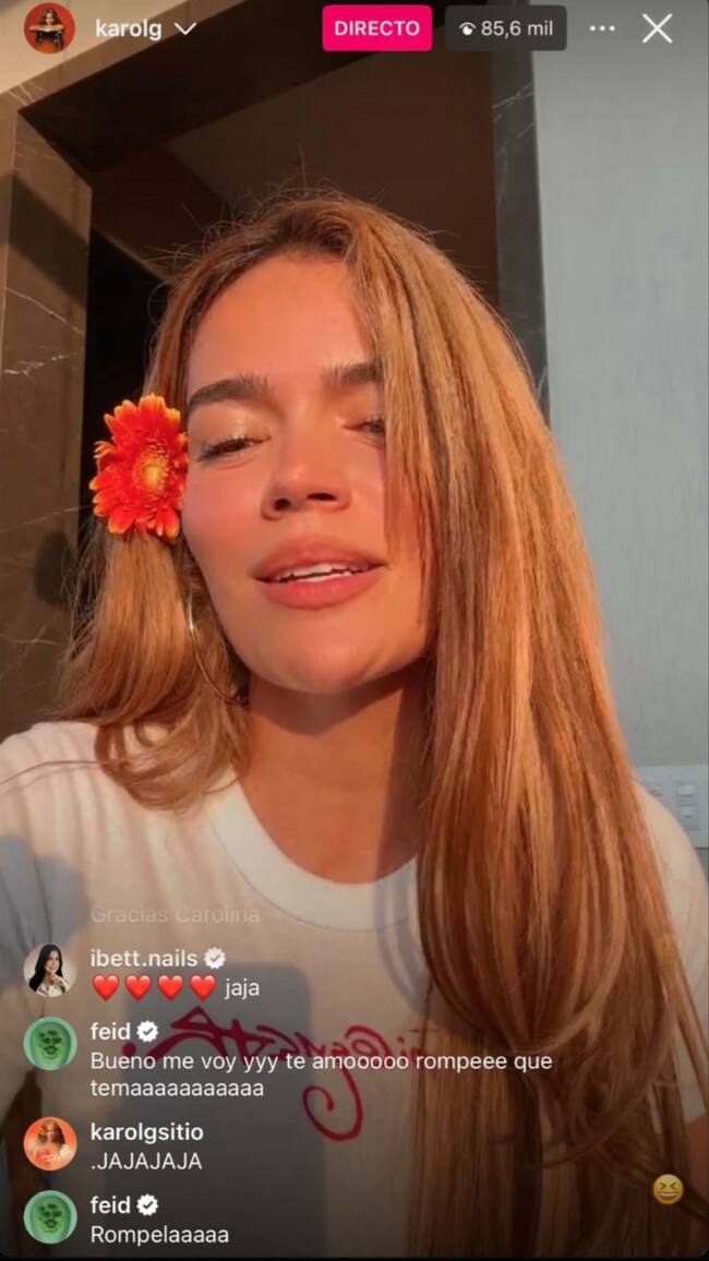 Karol G durante un directo en Instagram.