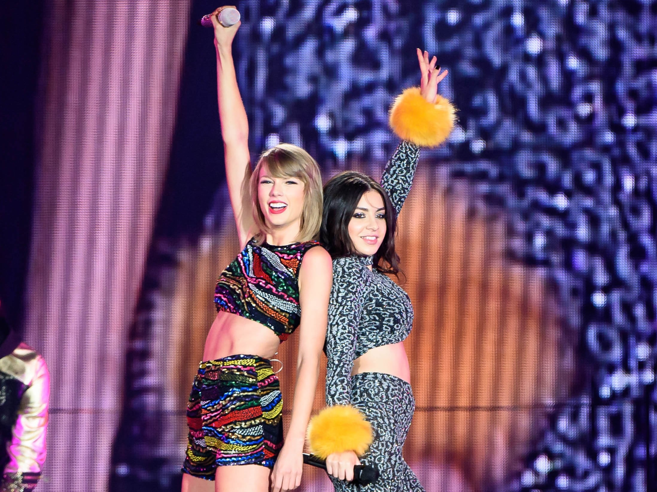 Taylor Swift y Charli XCX durante '1989 World Tour' en Toronto, 2015. (Photo by George Pimentel/LP5/Getty Images for TAS)