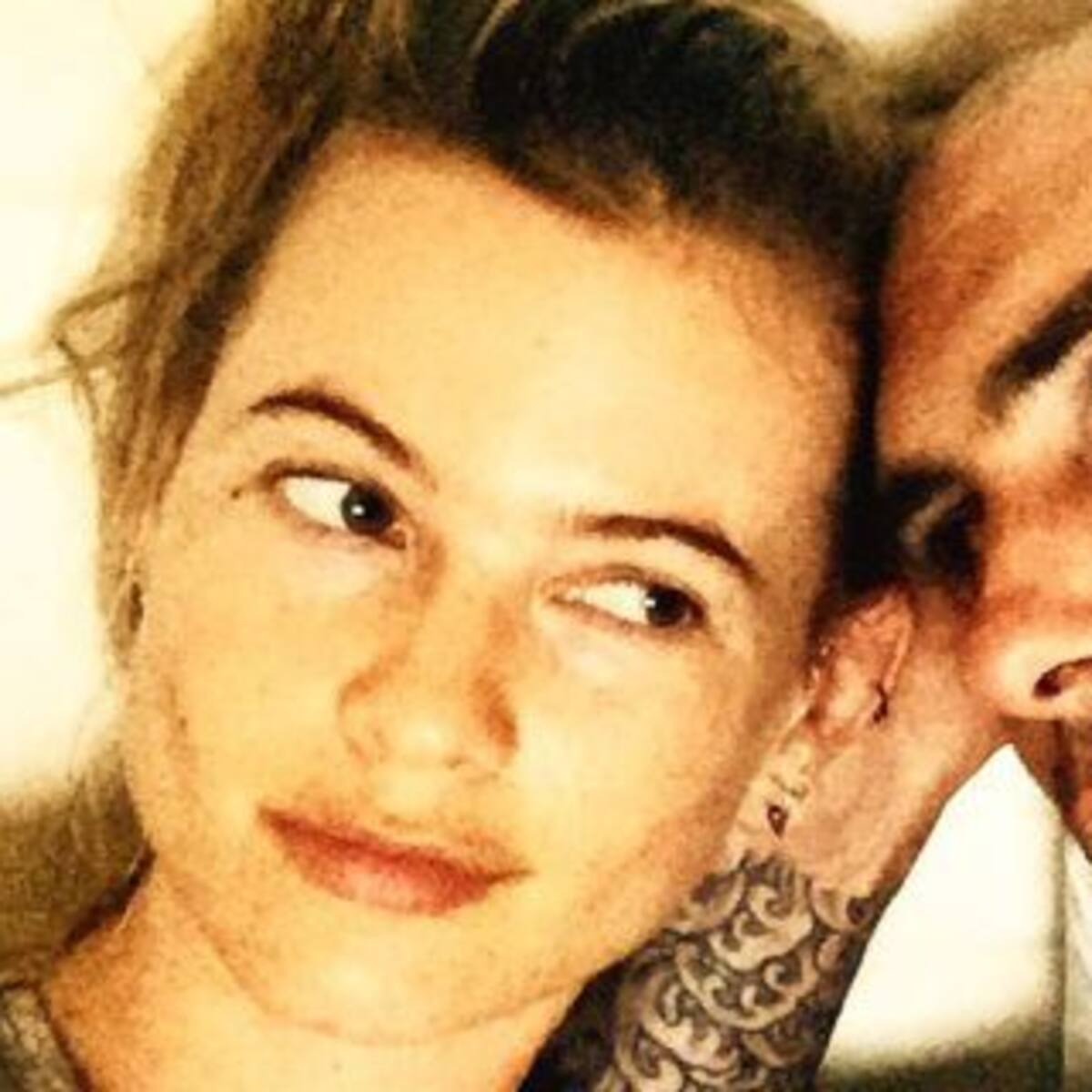 Adam Levine sorprende a su esposa en su primer aniversario