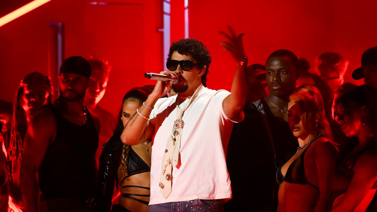 Bad Bunny y Jowell & Randy enloquecen a los fans del reggaeton al ritmo de 'Safaera' en directo