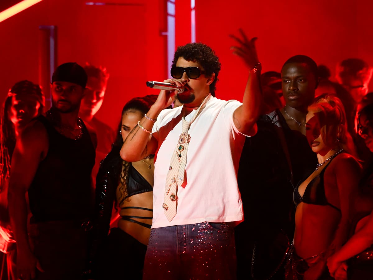 Bad Bunny y Jowell & Randy enloquecen a los fans del reggaeton al ritmo de 'Safaera' en directo