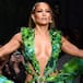 Jennifer López enloqueció al mundo con su vestido verde jungla de Versace: “¿Qué está pasando?”