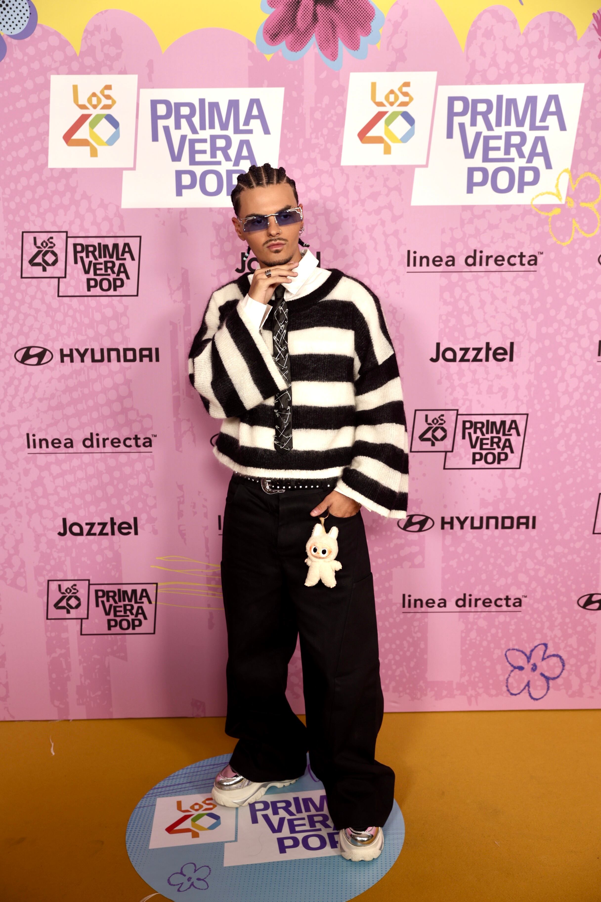 Lo dejó claro hace nada, una cosa es desaparecer y otra trabajar en silencio y sabemos en qué grupo está él. Abraham Mateo y su look en blanco y negro, con peluche y trenzas incluidas nos ha parecido lo más.