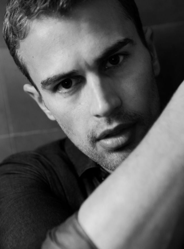 Theo James, un nuevo guapo a tener en cuenta.