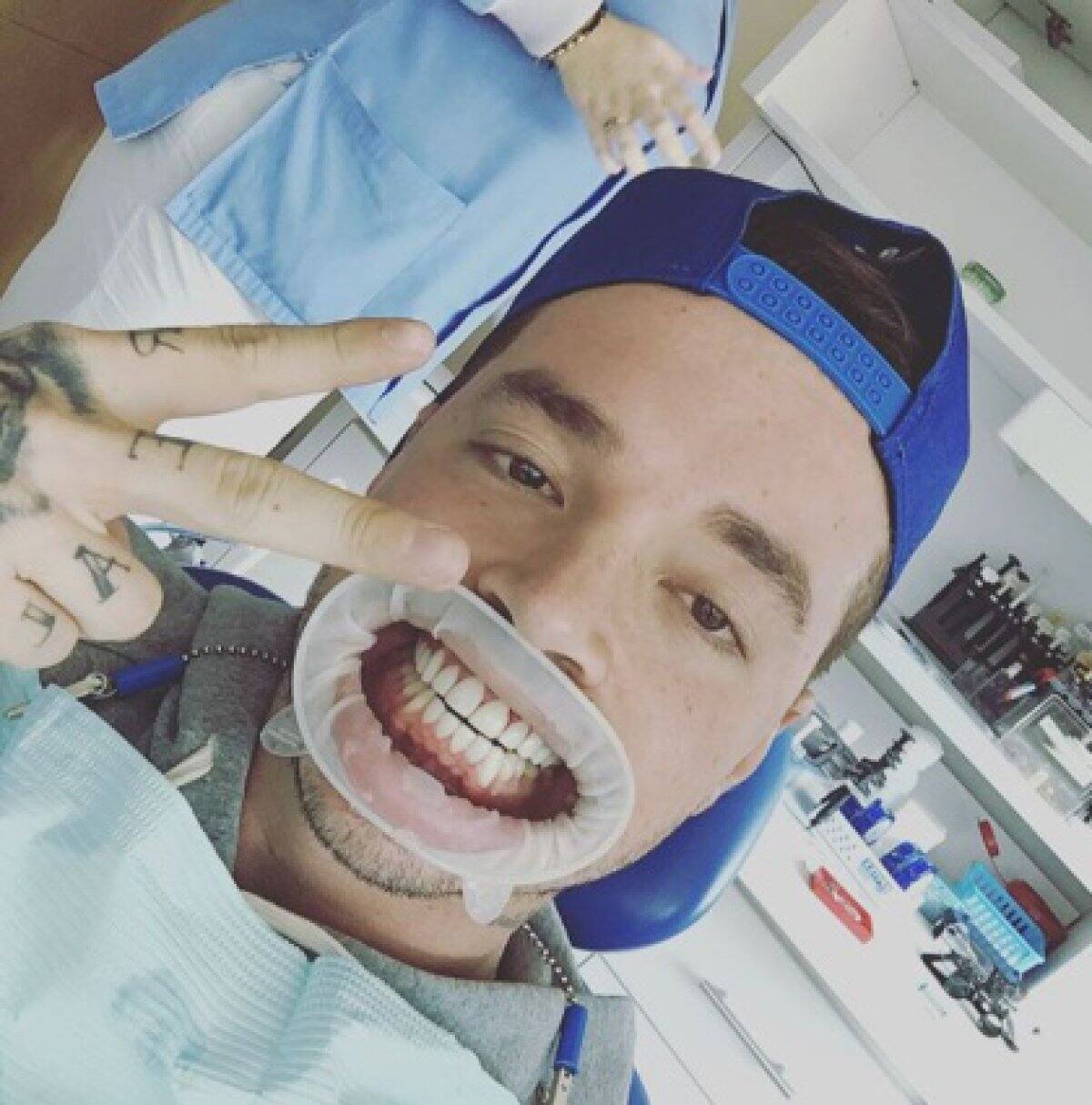J Balvin se divierte en el consultorio de su dentista
