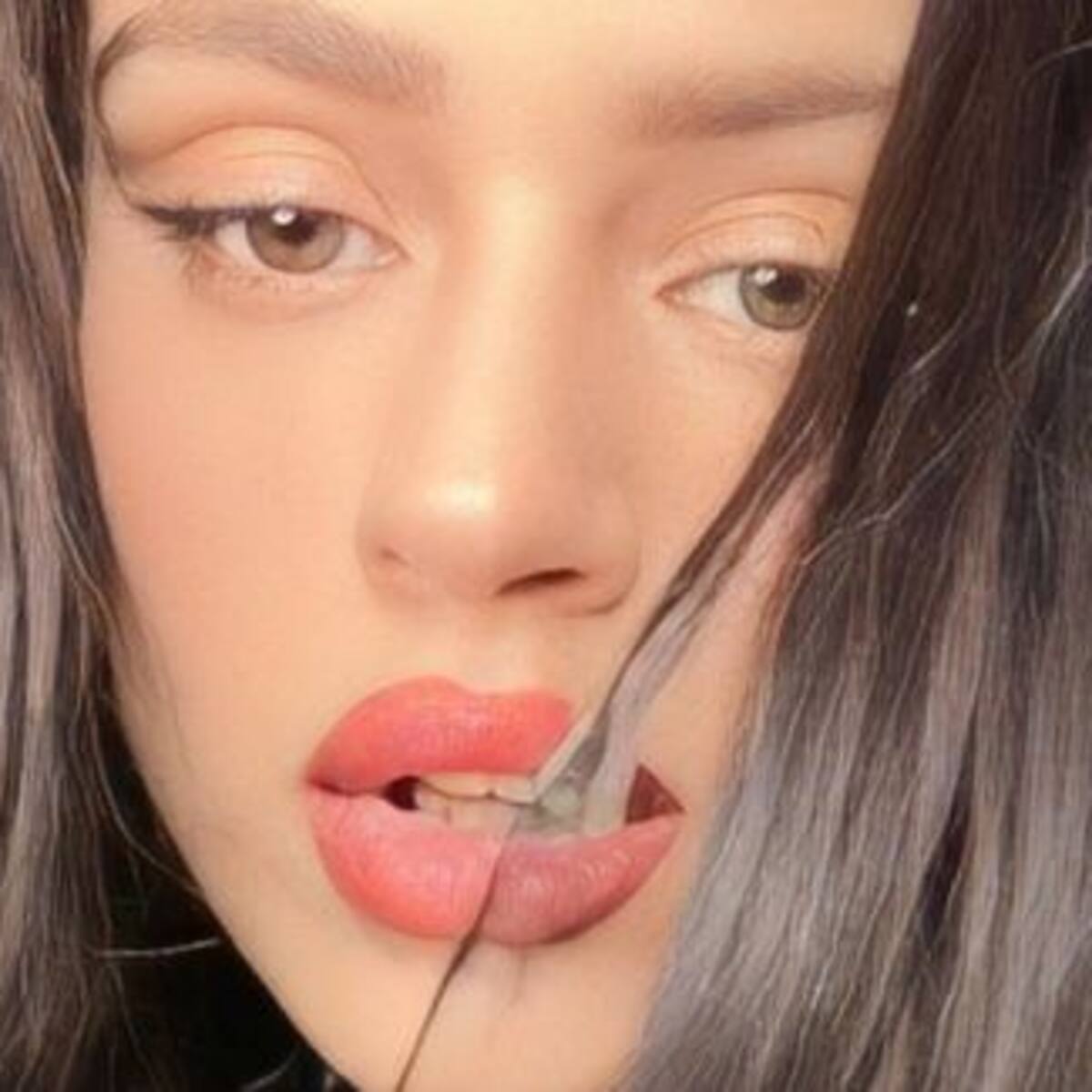 ¿Será peluca? Rosalía sorprendió a sus fans con un nuevo look