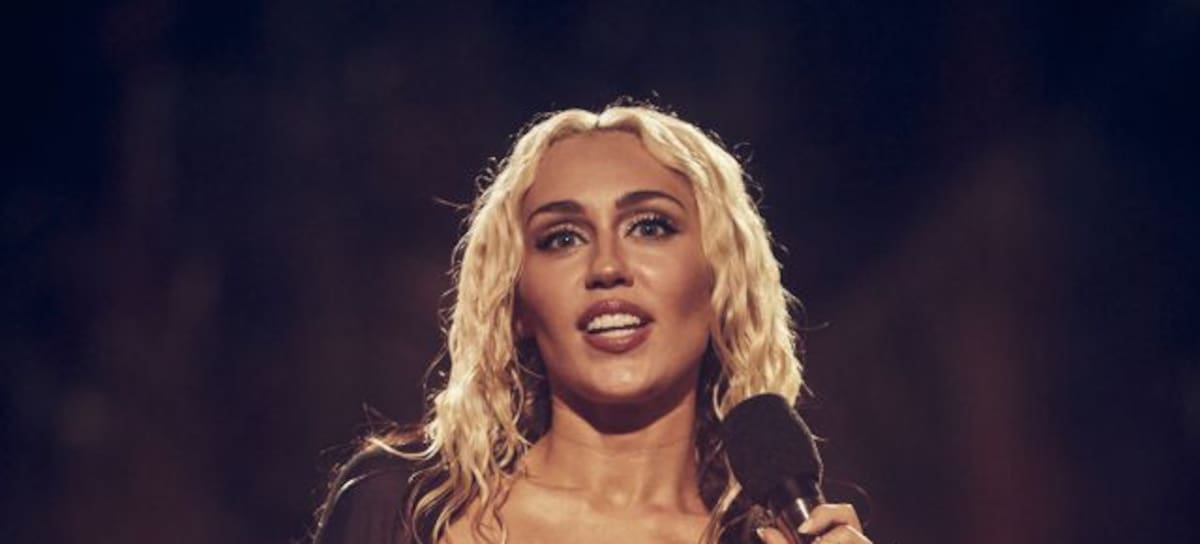 Miley Cyrus emociona a sus fans con 'Flowers (Demo)'.