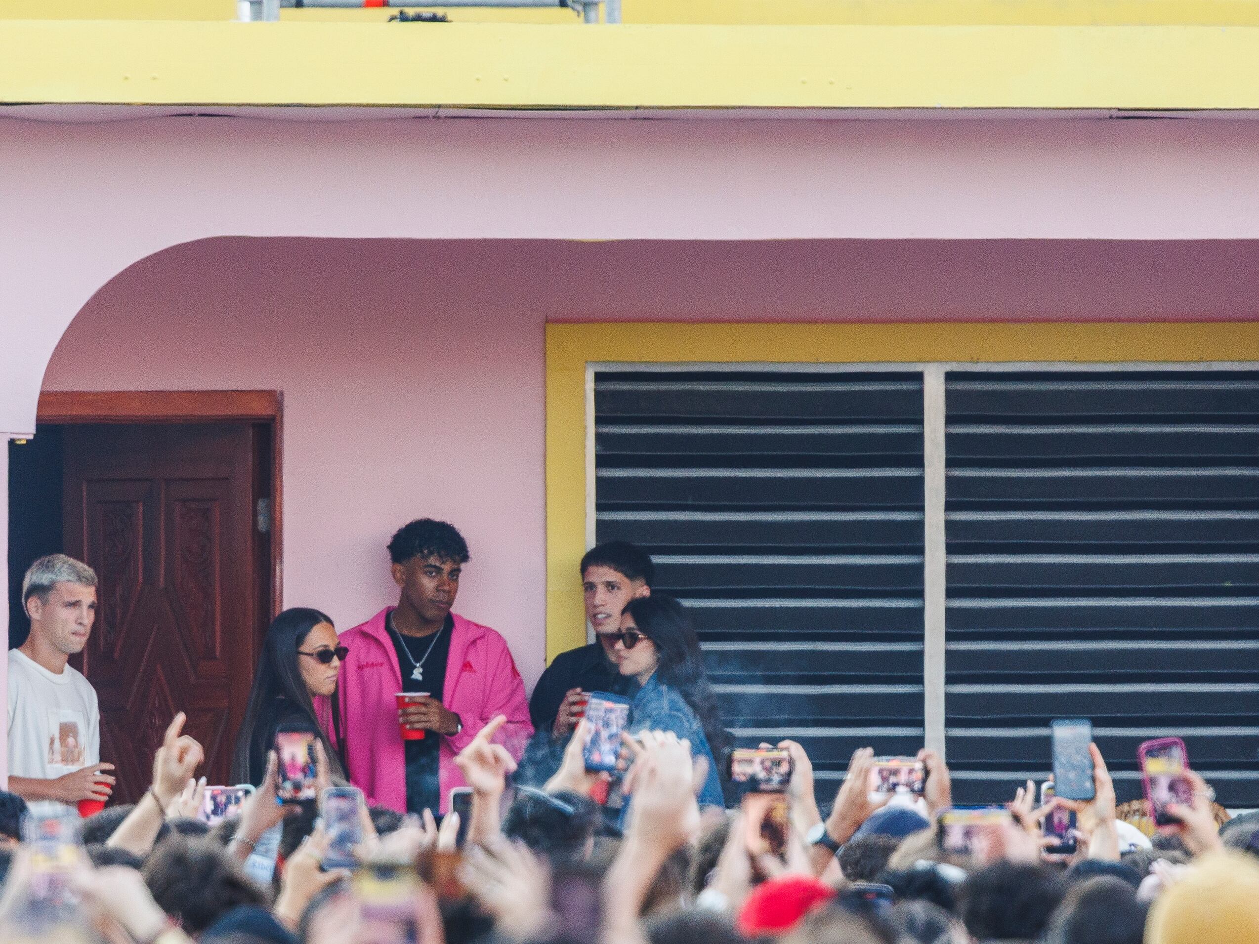 De Lamine Yamal a Marc Giró: todos los famosos invitados a La Casita en el primer concierto de Bad Bunny en Barcelona