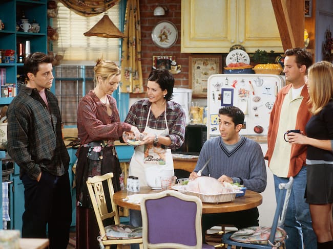 Matt LeBlanc, Lisa Kudrow, Courteney Cox, David Schwimmer, Matthew Perry y Jennifer Aniston en el episodio 8 'El de Chandler en una caja' de 'Friends'.