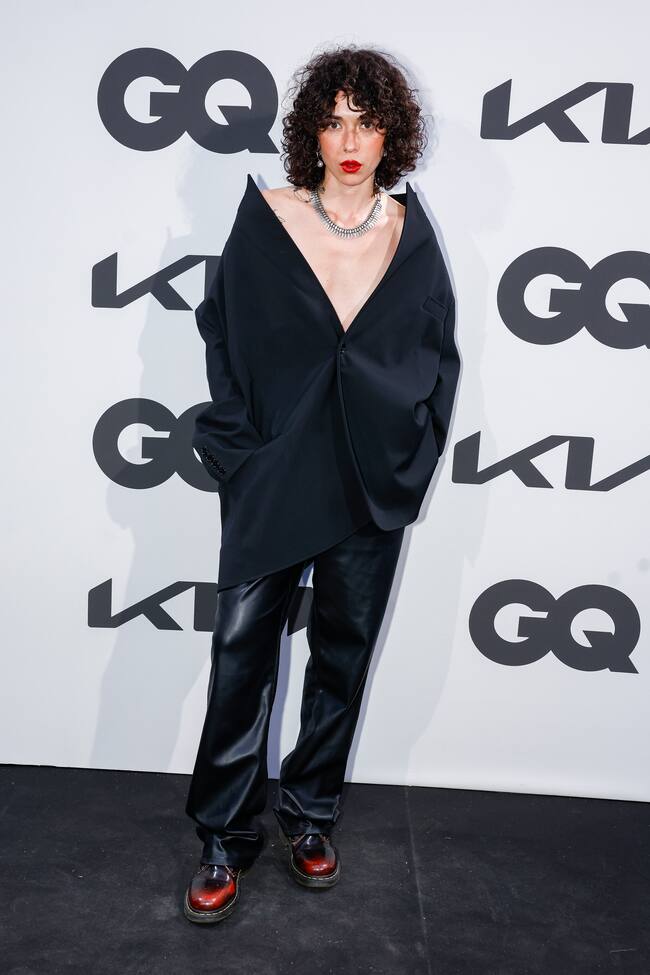 Alice Wonder fue fiel a su alma de rockera con un total look negro, destacando el rojo carmín de sus labios y la punta de sus botas.