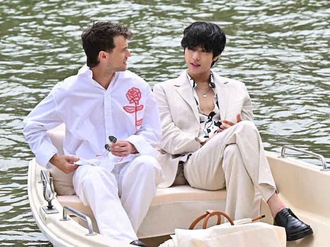 Brandon Flynn y Ahn Hyo-seop, juntos en el desfile de Jacquemus en el Palacio de Versalles.