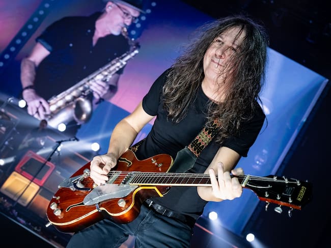 Carlos Raya, de Fito & Fitipaldis, actuando en el Movistar Arena de Madrid ./ Aldara Zarraoa/Redferns