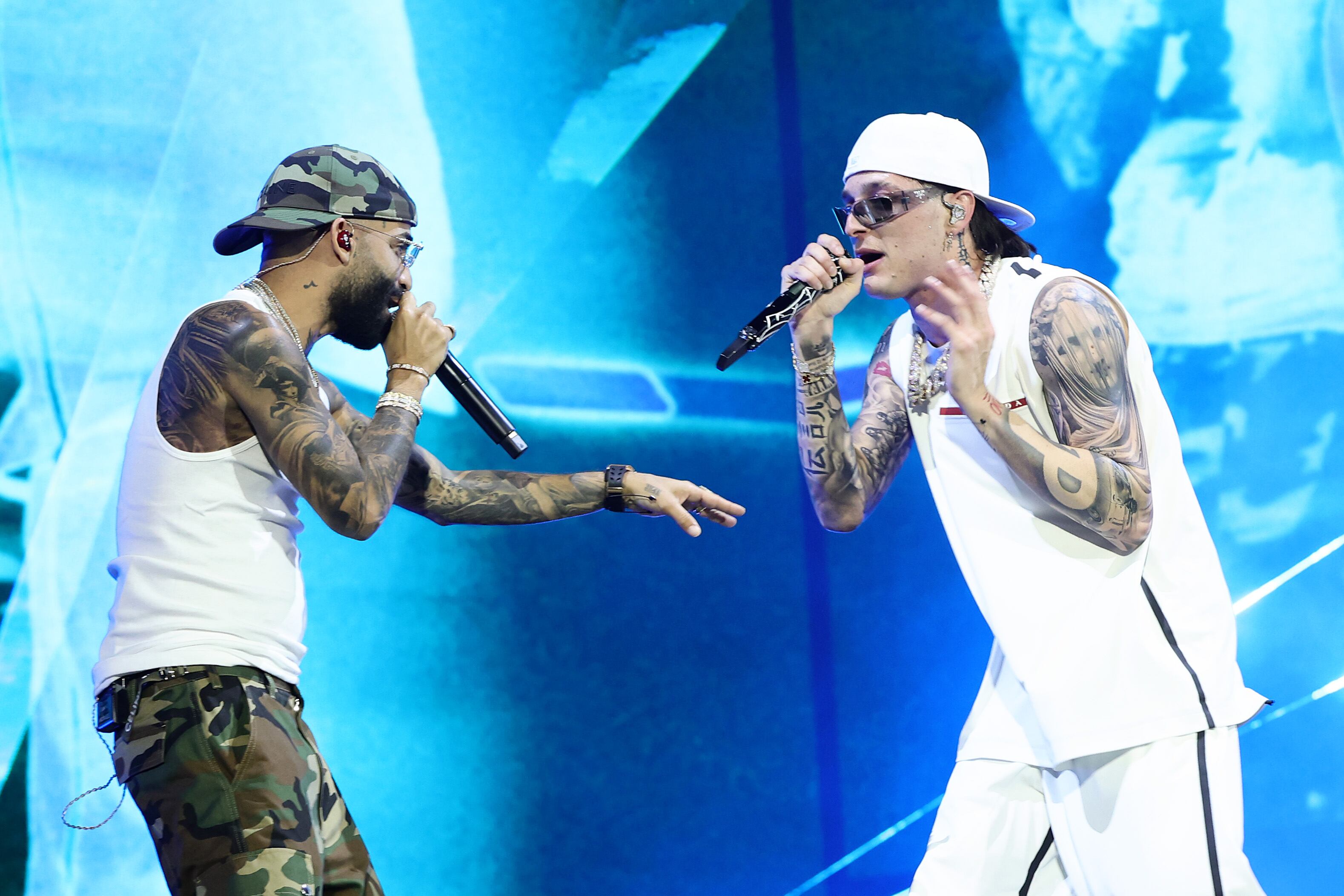 La lista se completó con Arcángel con el que ha lanzado recientemente Peso completo que cantaron juntos ante el público de Coachella. Momento en el que dejó los corridos tumbados para sumergirse en el trap. Podría ser uno de los temas que se incluyan en ‘Éxodo’, su próximo álbum.