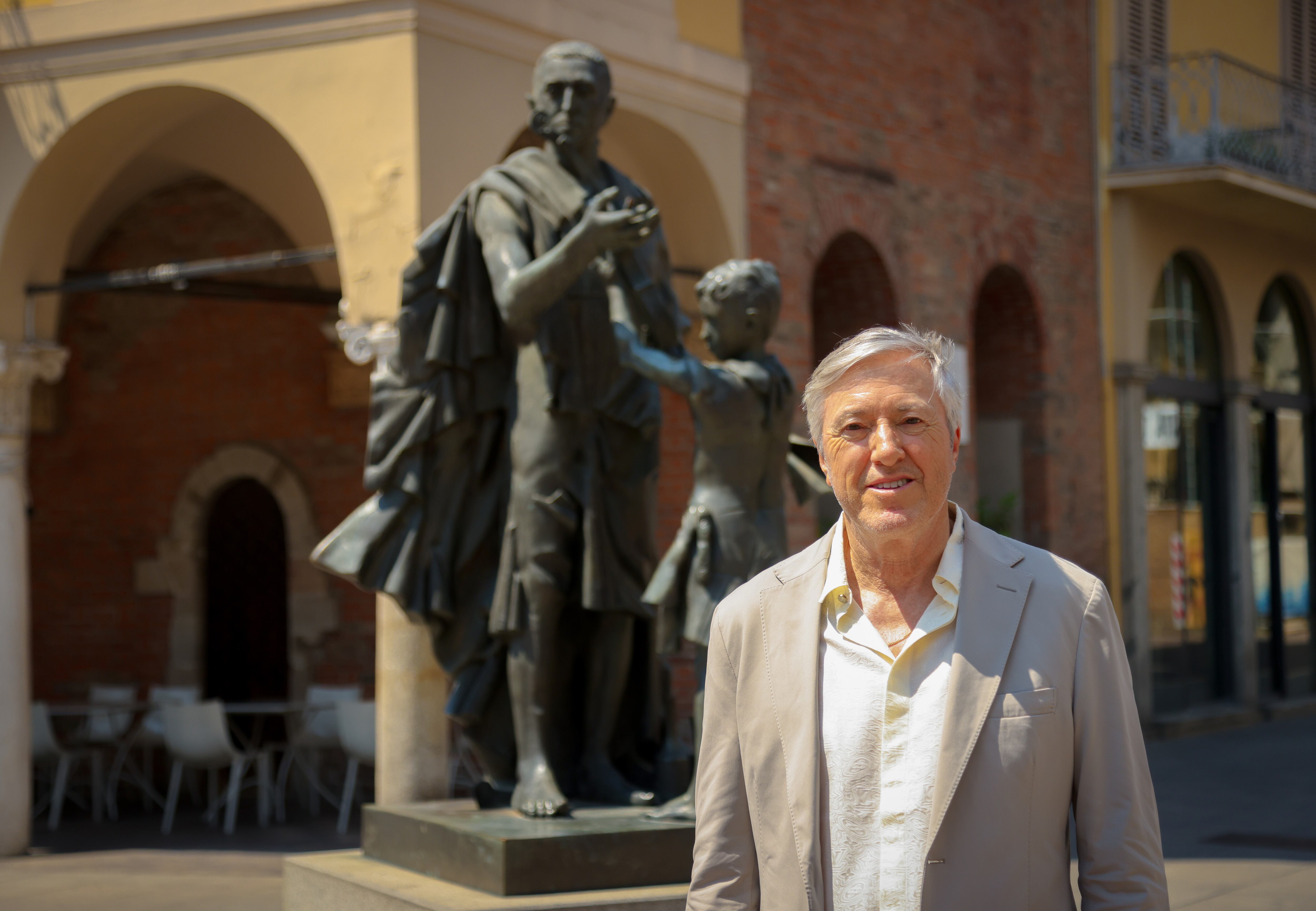 Alejandro G. Roemmers, recorriendo los lugares que marcaron la vida de Antonio Stradivari en Cremona.