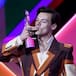 Harry Styles impresionó con su look en los BRITs Awards y acabó la noche con premio y regalo de Olivia Rodrigo