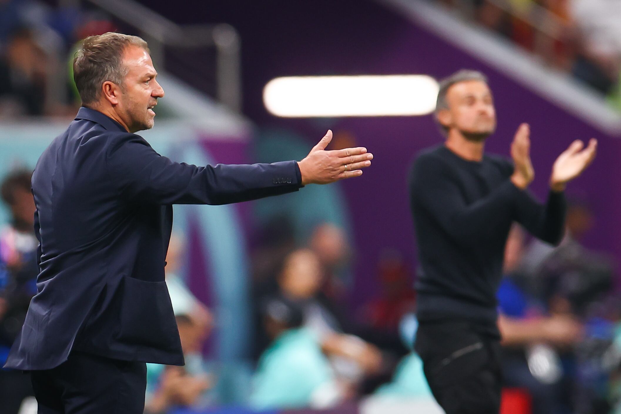 Hansi Flick y Luis Enrique, durante el partido de la fase de grupos del Mundial de Qatar 2022 entre ambas selecciones, disputado en el estadio Al Bayt el 27 de noviembre de 2022.