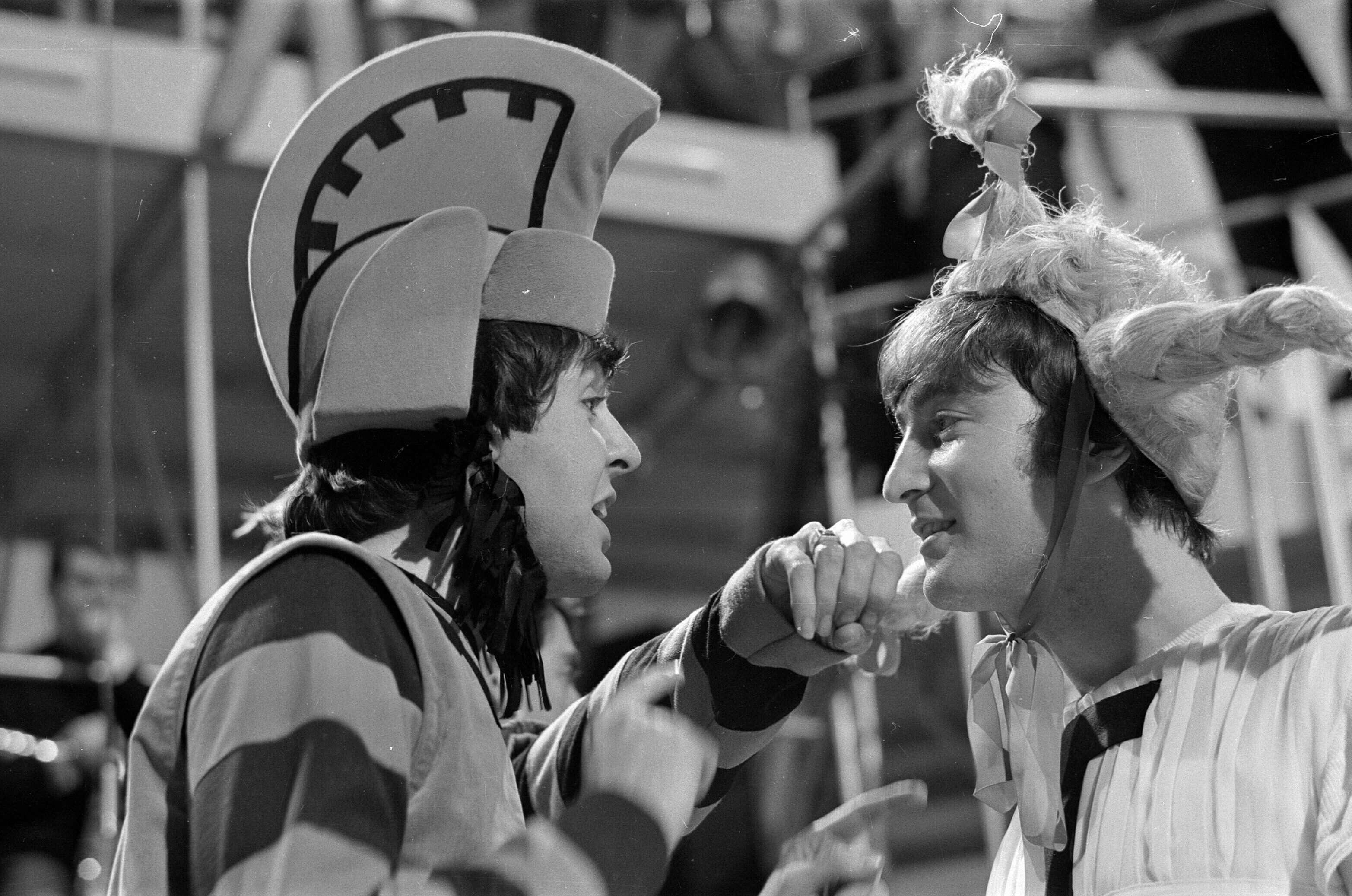 Paul McCartney y John Lennon en el rodaje de 'Around The Beatles'