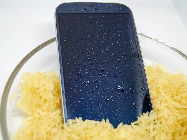 Dry your mobile phone with rice