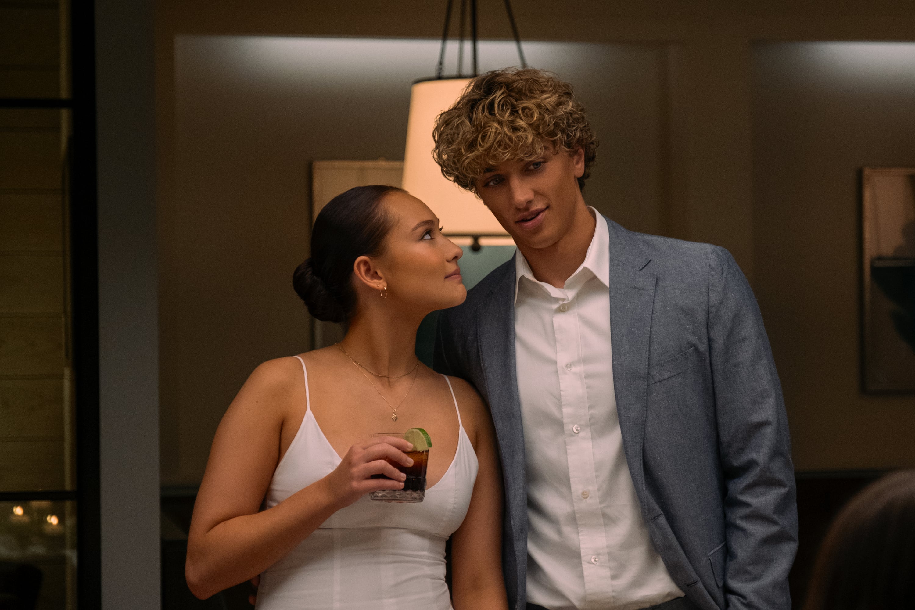 Belly (Lola Tung) y Jeremiah (Gavin Casalegno) en la tercera temporada de &#039;El verano en que me enamoré&#039;