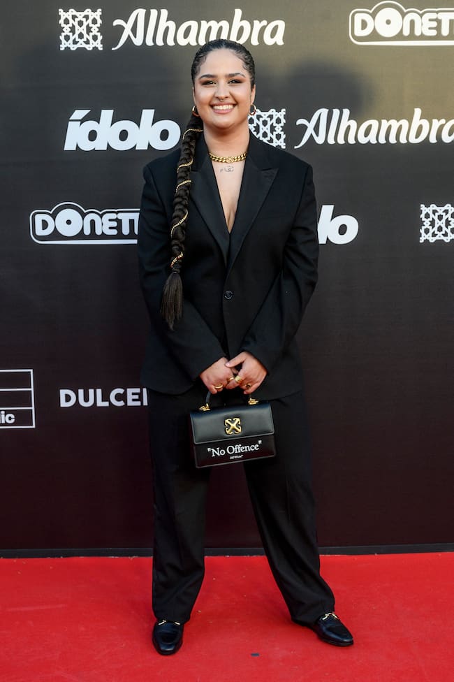 No solo de vestidos se nutren las chicas en las alfombras rojas. Para ellas también son los trajes y lo demostró Salma que nos cautivó con su trenza que seguro que más de una ya está intentando imitar hoy.