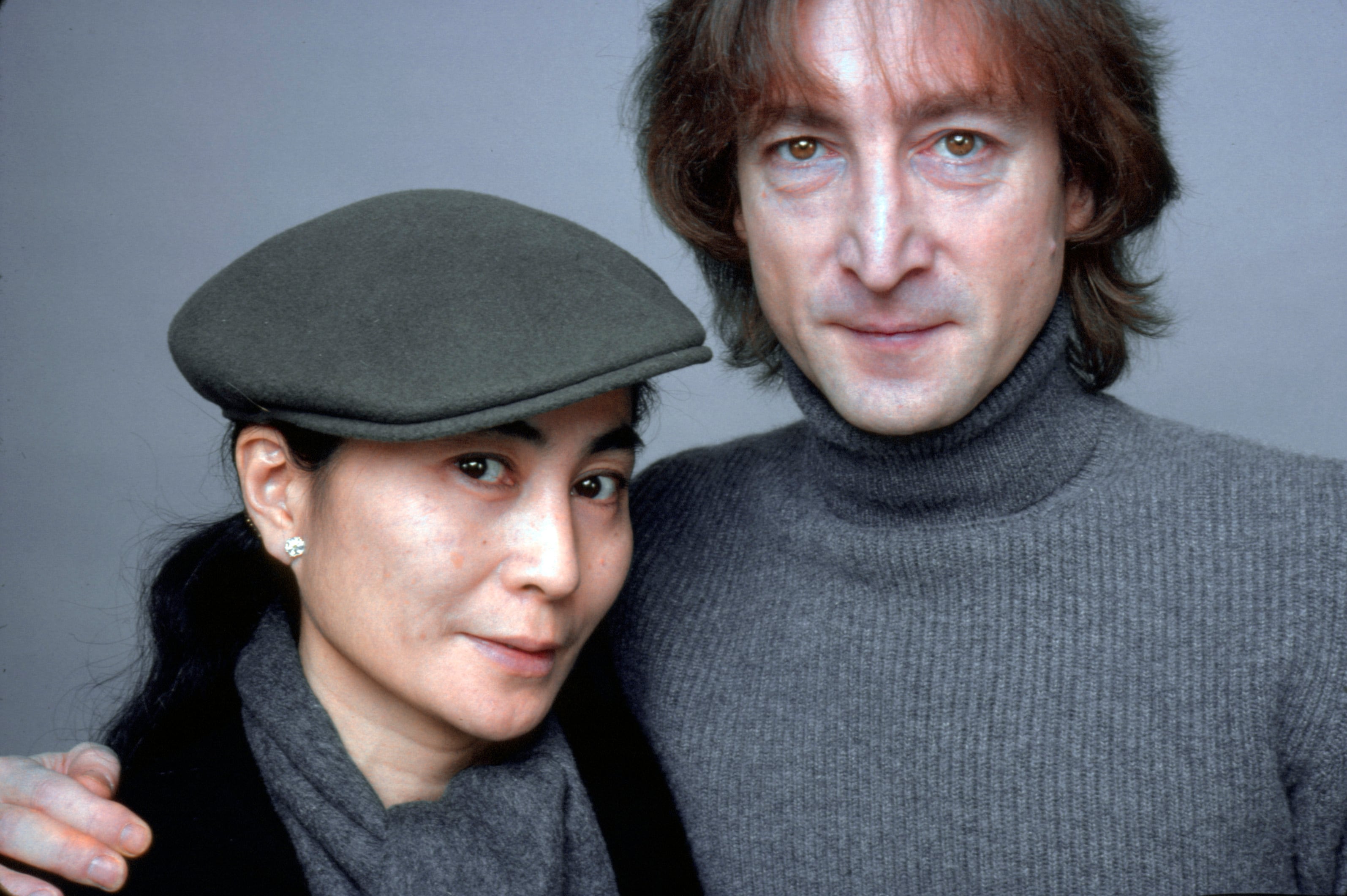 John Lennon and Yoko Ono fotografiados juntos en noviembre de 1980, un mes antes del fallecimiento de él
