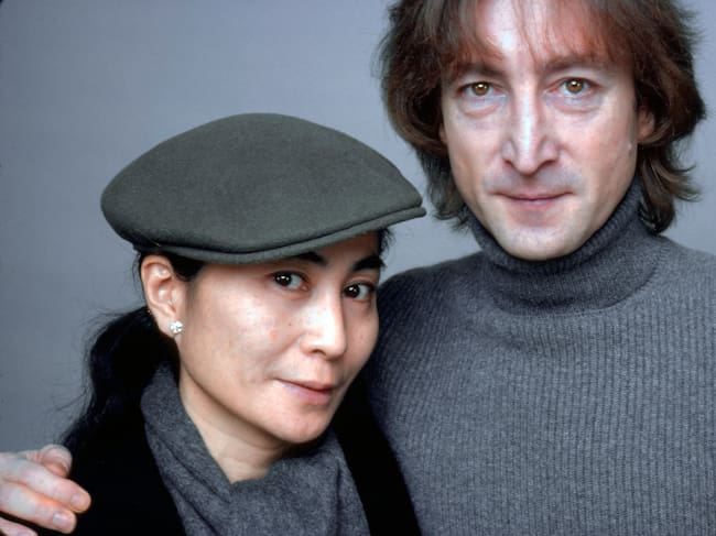 John Lennon and Yoko Ono fotografiados juntos en noviembre de 1980, un mes antes del fallecimiento de él