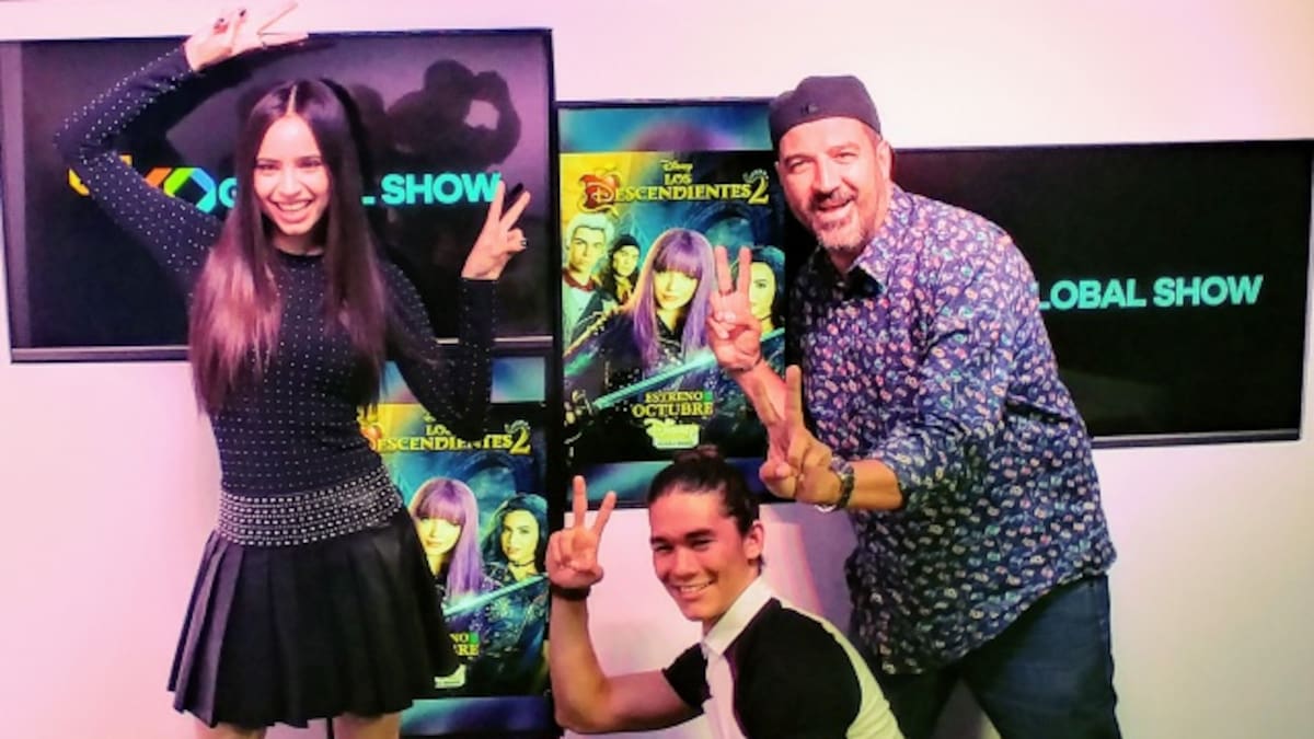 Sofia Carson y BooBoo Sterwart visitan a Tony Aguilar