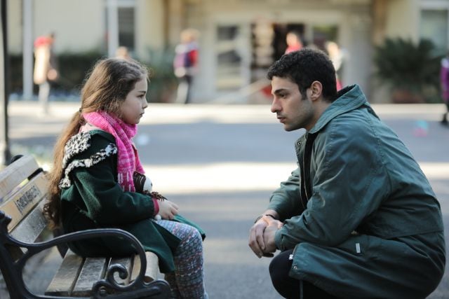 Dos de los protagonistas de la serie turca &#039;Hermanos&#039; charlan discernidamente.