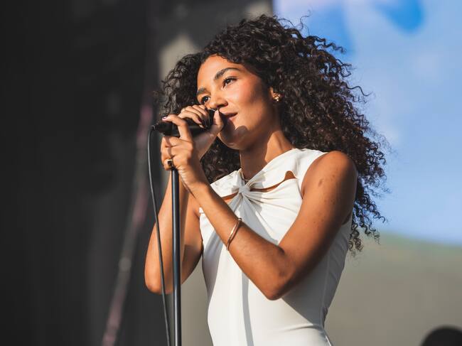 Olivia Dean, actuando por primera vez en Madrid en el festival Kalorama.