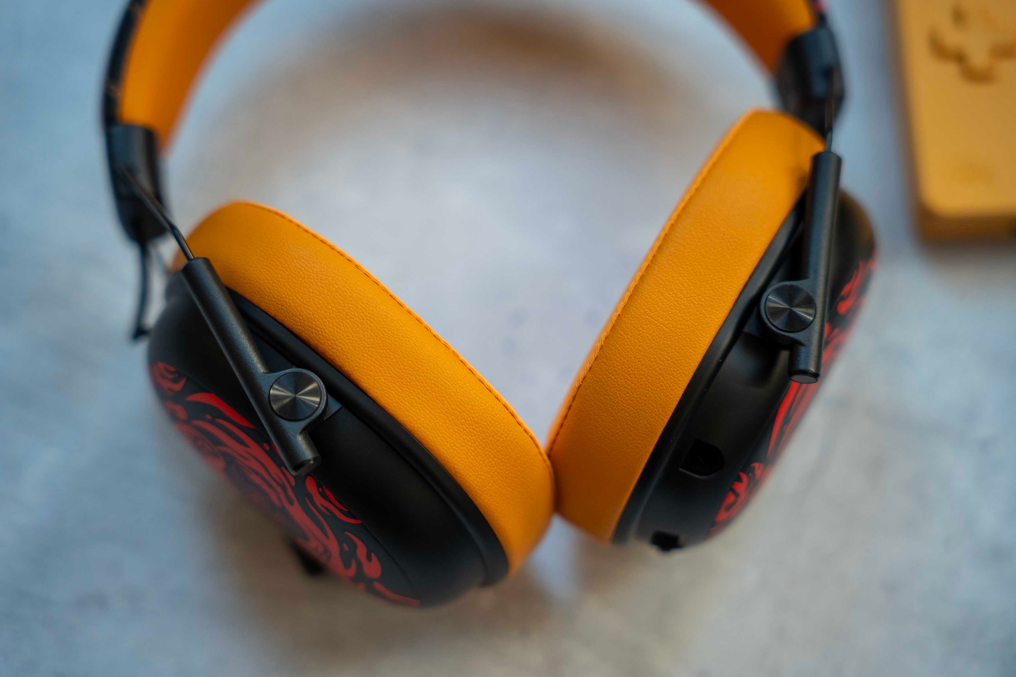 Razer viste de fuego sus BlackShark V3 X HyperSpeed con la nueva edición Charizard
