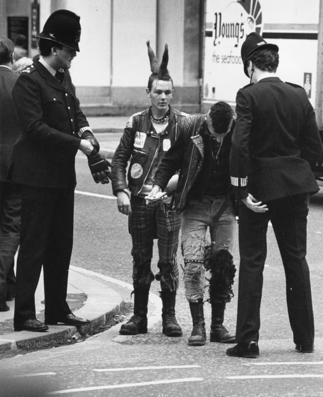 La policía de Londres detienen a dos Punks durante la manifestación anárquica “Stop the City” en 1984.