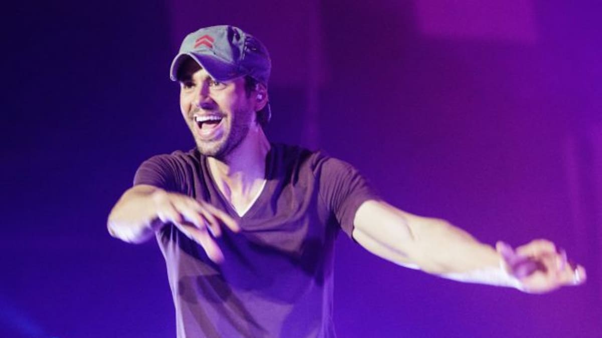Enrique Iglesias recibe una tarta de cumple y… ¡La lía!