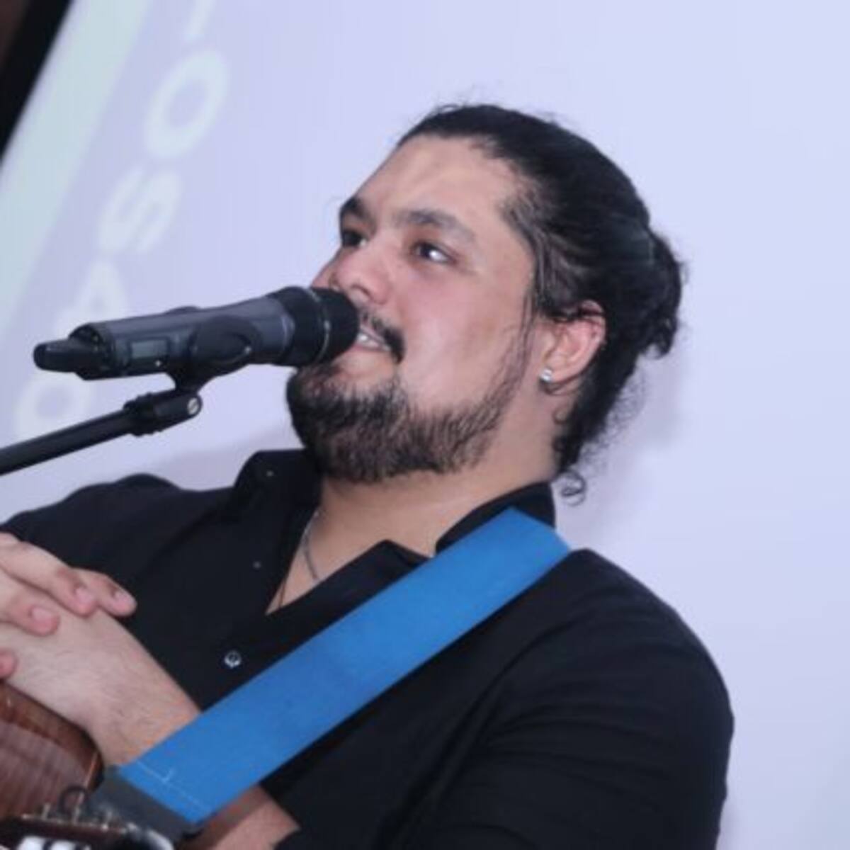 Carlos Vallarino puso a cantar a todas