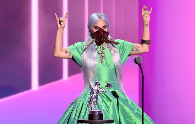 Lady Gaga luciendo una de sus originales mascarillas durante los MTV VMAs 2020.